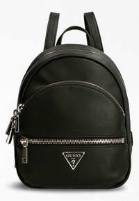 Sac à dos en simili cuir noir de forme arrondie, avec une poche zippée à l'avant, des détails en métal argenté et un accent logo triangulaire de la marque.