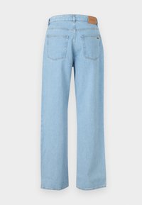 Jeans in denim azzurro chiaro con design a gamba dritta, dotati di due tasche posteriori e un etichetta in pelle sulla vita.