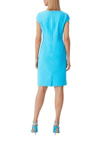 Une robe ajustée à manches courtes type casquette, de couleur turquoise vif avec une texture lisse, dotée d'une fermeture éclair dissimulée dans le dos et d'un ourlet à hauteur du genou.