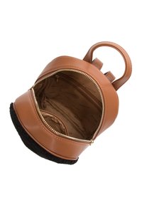 Hnědý kožený batoh s texturovaným černým dnem, zlatým zipem na uzavření a jednou otevřenou kapsou uvnitř. Obsahuje dvojité držadlo a popruhy.