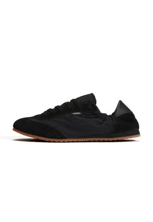Baskets noires à profil bas avec semelle en gomme, design à lacets, tige en suède et tissu, et logo Vans sur le panneau latéral.
