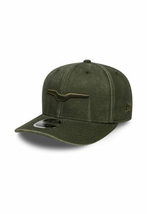 Dunkelgrüne Baseballkappe mit gebogenem Schirm und erhabenem abstraktem Logo auf dem Frontpanel, dargestellt vor weißem Hintergrund.