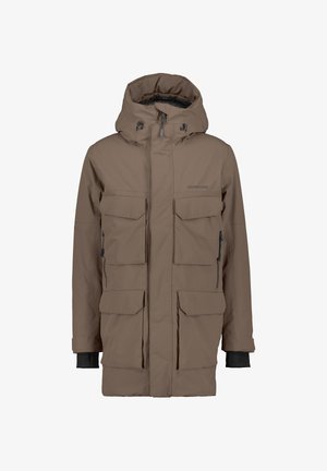 Parka impermeabile marrone con cappuccio removibile, molte tasche anteriori e polsini regolabili. Presenta una texture liscia e un design elegante.