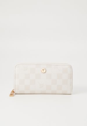 Portafoglio in pelle beige a scacchi con accentuazione in oro, chiusura con zip e un piccolo etichetta. Texture liscia con dettagli goffrati sottili.