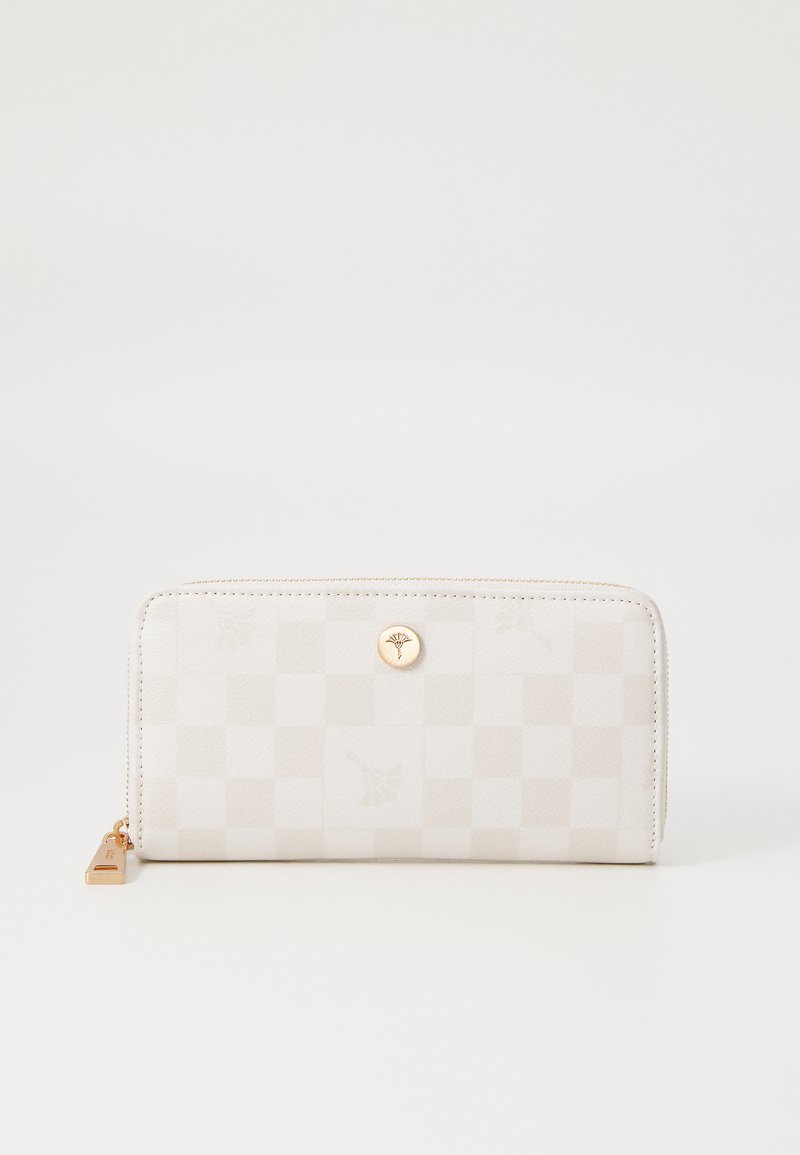 Carteira de couro bege xadrez com um detalhe em logotipo dourado, fecho com zíper e uma etiqueta pequena. Textura suave com detalhes em relevo discretos.