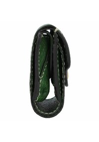 Portefeuille en cuir noir et vert, avec une texture lisse, un design replié, un motif en relief à l'intérieur vert et des coutures contrastées.