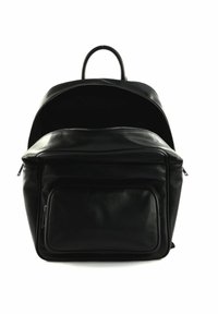 Sac à dos en cuir noir avec une poignée supérieure, double fermeture à glissière, poche zippée à l'avant et texture lisse. Design minimaliste sans logos visibles.