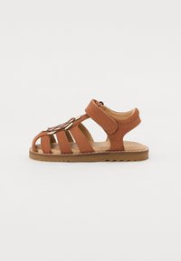 Brune lær sandaler med åpen tå-design, flere stropper, borrelås-lukking og en teksturert gummisåle.