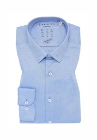 Chemise ETERNA bleu clair, super slim, avec col standard, fermeture à boutons et poignets simples. Présente une texture subtile et de petits boutons blancs.