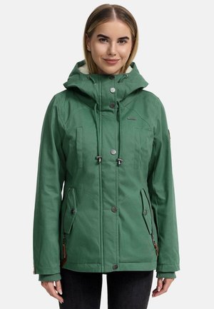 Groene weerbestendige jas met een capuchon, voorzien van twee voortassen, verstelbare trekkoord en metalen knoopdetails. Gladde textuur.