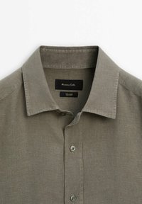 Linnen shirt in olijfgroen met een knoopsluiting, kenmerkend door een subtiele textuur en drie knopen aan de voorkant voor de sluiting.