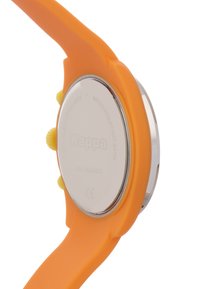 Reloj Kappa con pulsera de silicona naranja, parte trasera de acero inoxidable plateado y corona amarilla. Cuenta con resistencia al agua de hasta 90 metros.