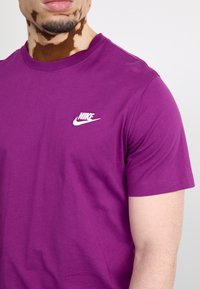 Nike Sportswear CLUB TEE - Základné tričko - viotech