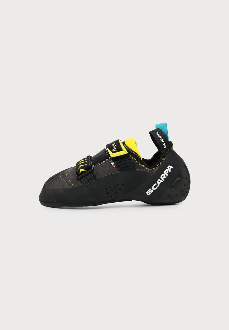 Μαύρο και κίτρινο αναρριχητικό παπούτσι SCARPA με δύο ρυθμιζόμενους ιμάντες βέλκρο και μπλε ταινία έλξης στη φτέρνα, πλευρική όψη σε λευκό φόντο.