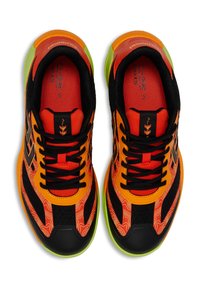 Sportschoenen met een zwarte mesh bovenzijde, oranjerode golfpatroonaccenten en een groene rubberen zool. Voorzien van zwarte veters en merkdetaillering.