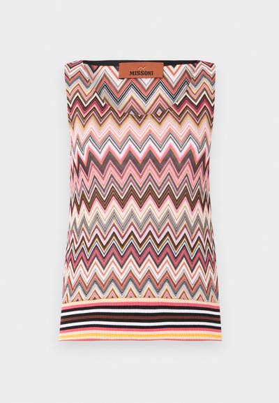 Missoni t-krekls ar daudzkrāsainu zigzaga rakstu rozā, melnā un baltā krāsā. Gluda tekstūra ar melnu apdari un zīmola etiķeti.