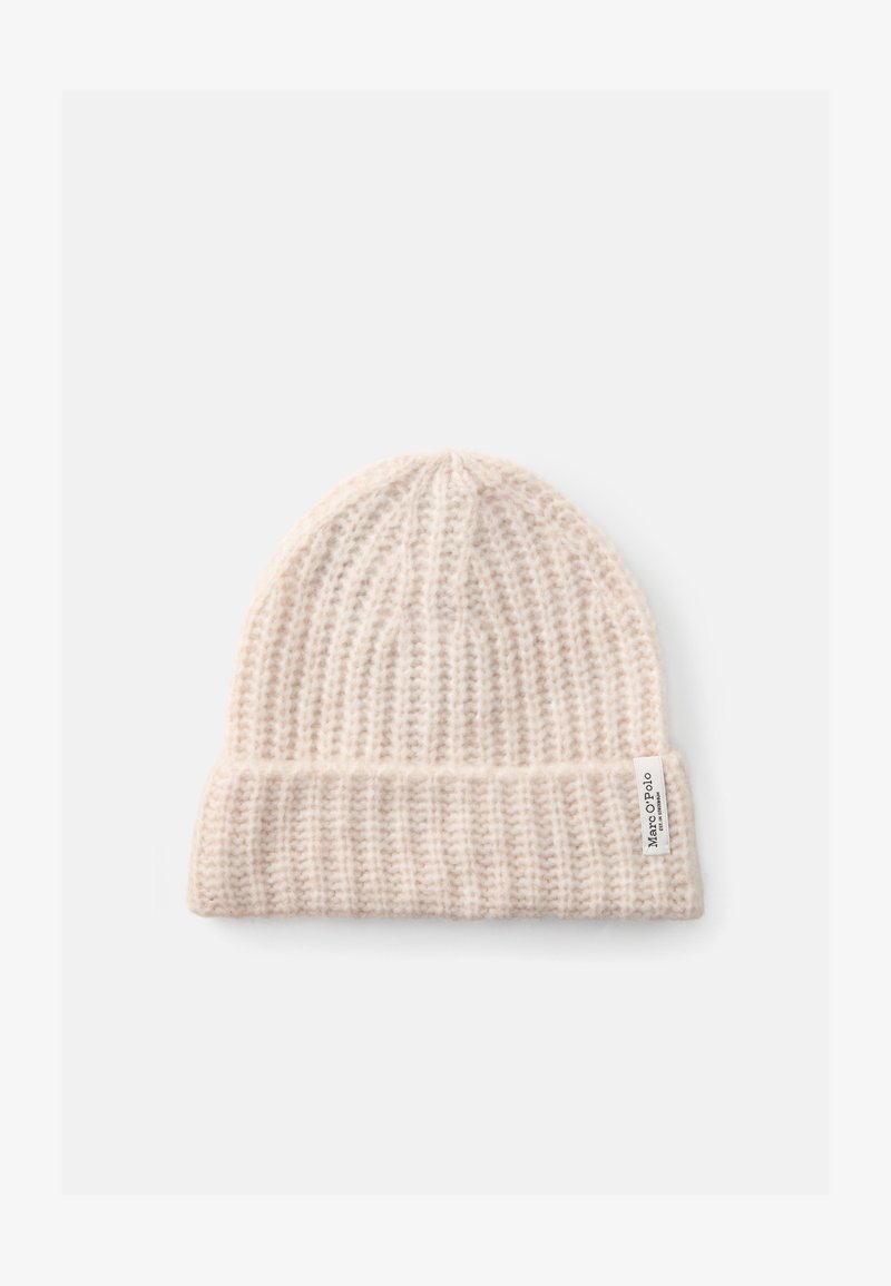 Bonnet en tricot couleur beige clair doux, avec une texture côtelée et un revers replié. Comprend une petite étiquette de marque sur le côté.