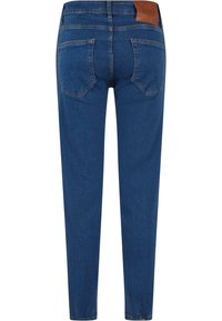 Jeans de mezclilla azul oscuro con un corte slim, que cuentan con bolsillos traseros y un parche de cuero marrón en la cinturilla. Diseño clásico de cinco bolsillos.