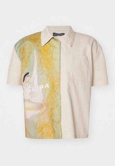 Πουκάμισο κοντού μανικιού με μπεζ ύφασμα και πολύχρωμο καλλιτεχνικό σχέδιο σε πράσινους και κίτρινους τόνους στη μία πλευρά, καθώς και με μια τσέπη πα patch.