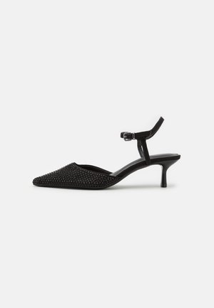 Sort spids tå kitten heel sko med ankelrem og dekorative nitter på den forreste øverste del.