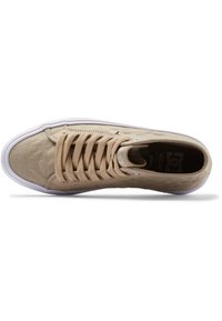 Beige plátěné vysoké tenisky s bílou gumovou podešví a tkaničkami, s kovovými očky a jemnou texturou horního materiálu.