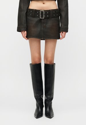MICRO MINI BELTED GREASED - Jupe en jean - brown