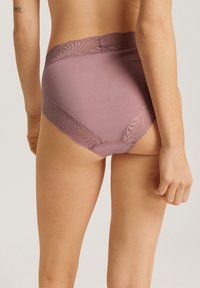 Majtki o wysokim stanie z bawełny w kolorze mauve, ozdobione kwiatową koronką na pasku i wycięciach nóg, charakteryzujące się gładką teksturą i bezszwowym wykończeniem.