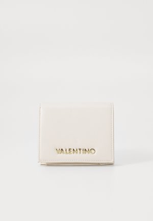 Portefeuille en cuir beige avec le logo en or "VALENTINO". Design rectangulaire compact avec une texture lisse et des détails cousus le long des bords.