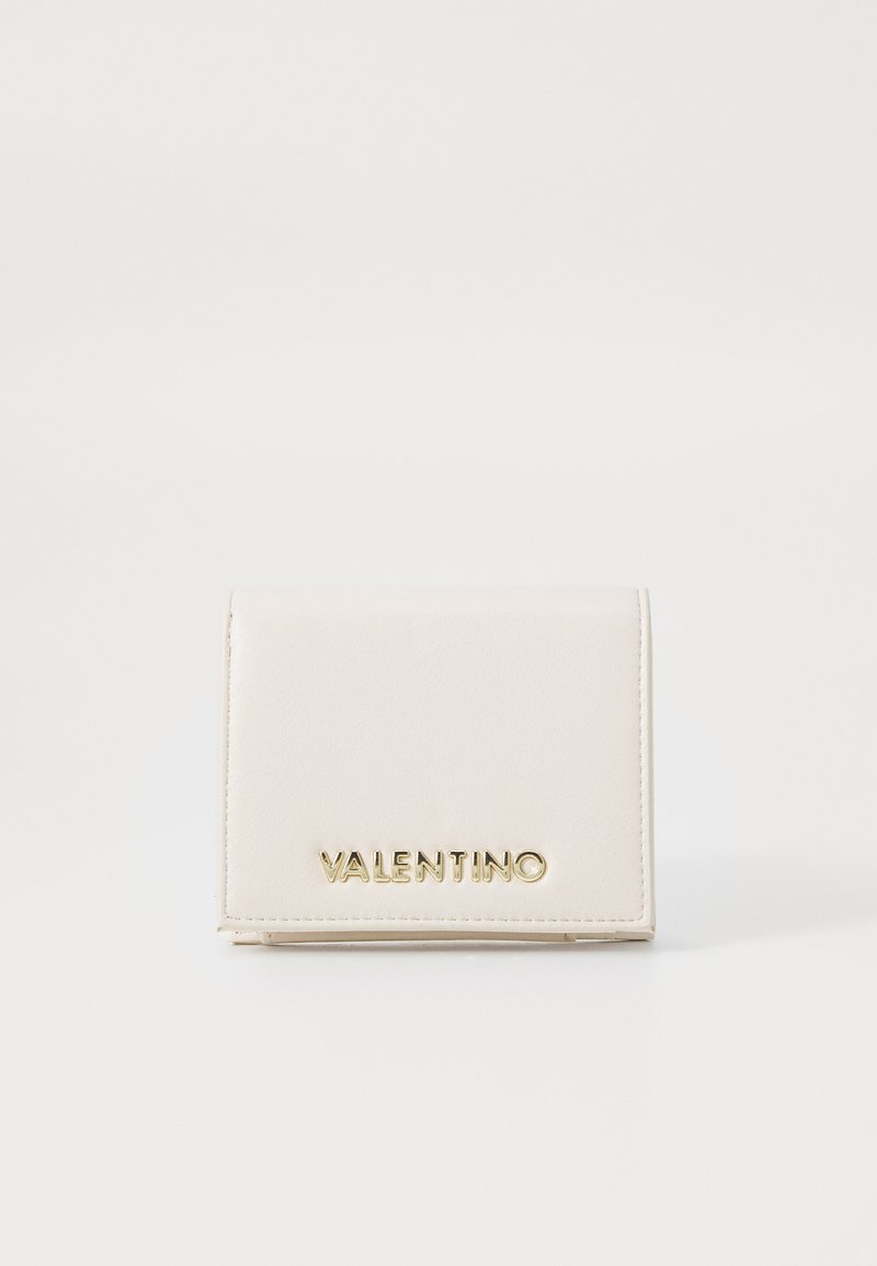 Bežs ādas maciņš ar zelta "VALENTINO" logotipu. Kompaktai taisnstūra formai ir gluda faktūra un izšūtas detaļas gar malām.