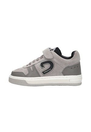 Grijze suède en leren sneaker met klittenbandsluiting, zwarte mesh tong, witte zool en zwarte "CRUYFF" logo aan de zijkant.