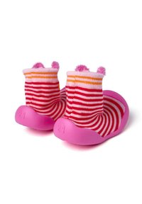 Baskets en caoutchouc roses avec des dessus en tissu rayé rouge et blanc, ornées de petits pompons roses au niveau des poignets. La taille 21 est visible sur la semelle.