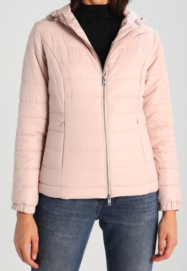 Giacca imbottita rosa chiaro con cappuccio, chiusura a zip frontale e polsini a costine. Presenta cuciture orizzontali e due tasche laterali.