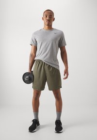 Nike Performance TOTALITY - Pantalón corto de deporte - medium olive/black