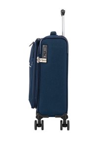 Maleta de tela azul marino con asa retráctil, dos ruedas, cerradura de combinación y cremalleras. Diseño compacto para facilitar la maniobrabilidad.