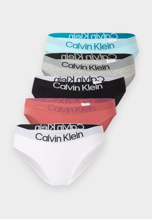 Πέντε γυναικεία εσώρουχα Calvin Klein σε τιρκουάζ, γκρι, μαύρο, ροζ και λευκό, το καθένα με ελαστική μέση με λογότυπο, εμφανίζονται πάνω σε λευκό φόντο.