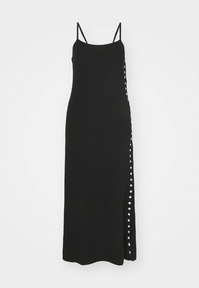 Schwarzes Maxikleid mit dünnen Trägern, das an der Seite einen Schlitz hat, verziert mit weißen Knöpfen für zusätzliche Details. Aus weichem Stoff mit glatter Textur gefertigt.