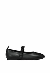 Zwarte leren ballet schoen met een ronde teen, voorzien van een gerimpelde band over de wreef en een platte zool. Eenvoudig en strak ontwerp.