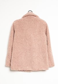 Cappotto in finta pelliccia di un morbido rosa, con colletto a rever e maniche lunghe. La texture è soffice con una superficie strutturata.
