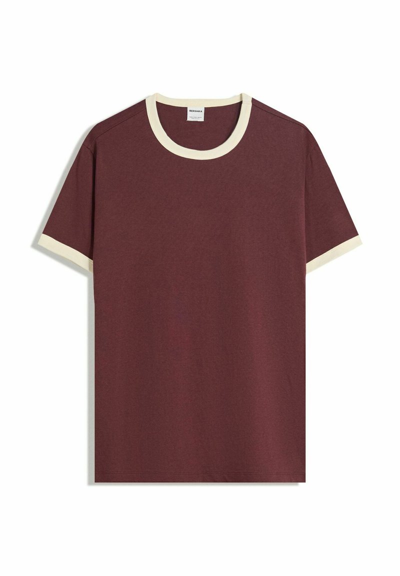 Bordeauxfarbener Baumwoll-T-Shirt mit cremefarbenem, geripptem Rundhalsausschnitt und Ärmelsäumen. Kurze Ärmel, lockere Passform und glatte Textur.