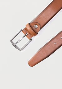 Brauner Ledergürtel mit glatter Textur, ausgestattet mit einer silbernen Metallschnalle und einer abgerundeten Spitze. Enthält Einstelllöcher in der Nähe der Schnalle.