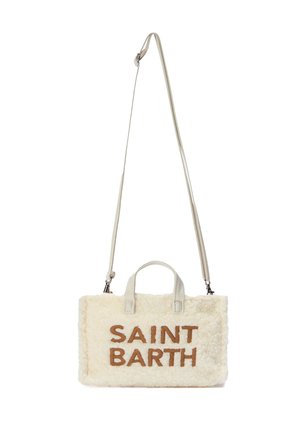 Borsa di colore crema realizzata in materiale morbido simile alla pelliccia, con scritta "SAINT BARTH" in marrone, doppi manici superiori e una tracolla regolabile.