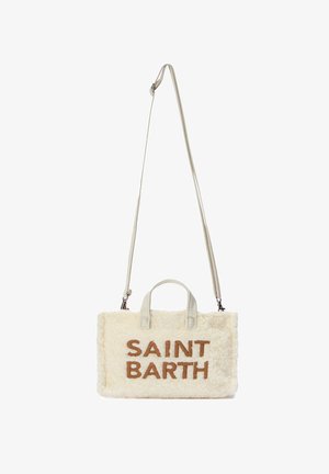 Borsa di colore crema realizzata in materiale morbido simile alla pelliccia, con scritta "SAINT BARTH" in marrone, doppi manici superiori e una tracolla regolabile.