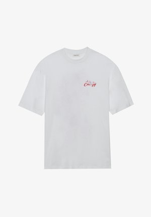 Valge puuvillane T-särk lühikeste varrukatega, millel on vasakul rinnal punane tikitud tekst "Cherry", ümmargune kaelus ja sile tekstuur.