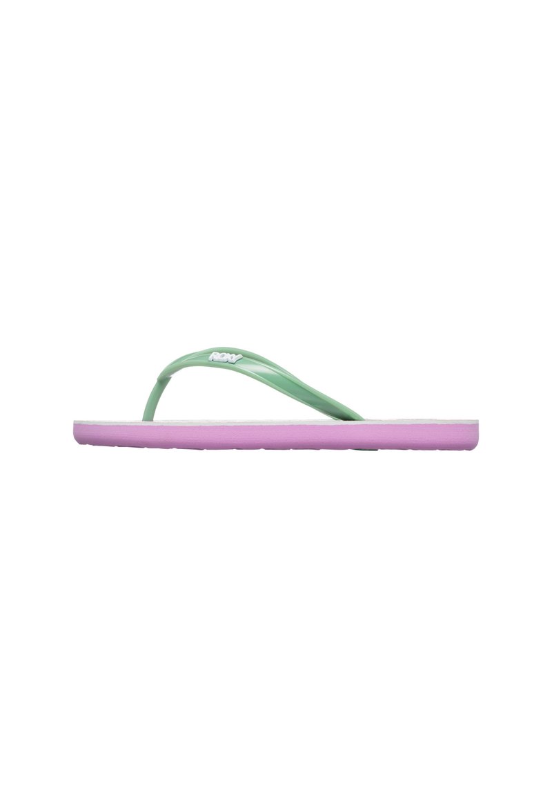 Flip-flop med ett grönt gummiband, lila EVA-skum sula och vit texturerad fotbädd. Har logotyp på remmen; enkel, öppen design.