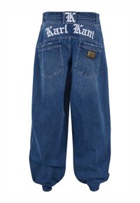 Tumman sinisen väriset denim-hameet, joissa on väljät istuvuudet, näyttävä valkoinen "Karl Kani" -logo takana, kaksi takataskua ja käännettävät lahkeet.
