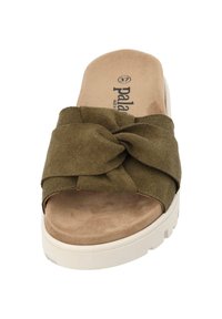 Sandale à talon en suède vert olive avec un design de strap torsadé. Dispose d'une semelle intérieure rembourrée beige et d'une semelle plateforme blanche. Taille 37.