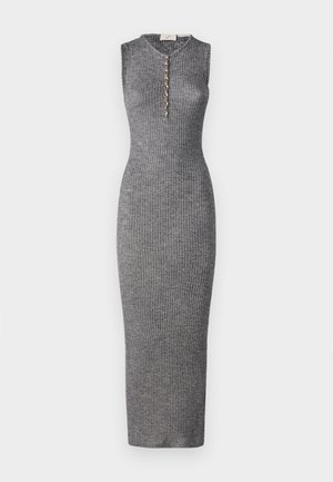 Robe maxi gris à côtes avec un design sans manches, présentant un col henley et des boutons dorés sur le devant. Fabriquée en tissu tricoté texturé.
