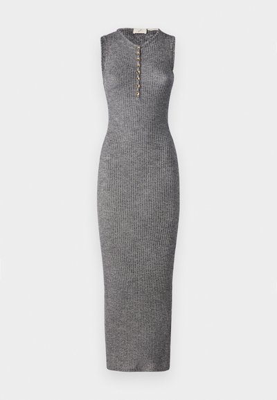 Robe maxi gris à côtes avec un design sans manches, présentant un col henley et des boutons dorés sur le devant. Fabriquée en tissu tricoté texturé.
