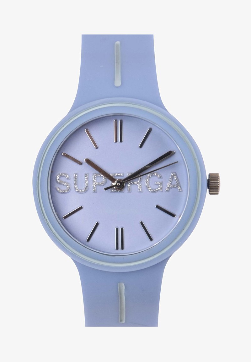 Mėlynas silikono laikrodis su apvaliu ciferblatu, sidabriniais valandų žymekliais ir blizgančiu "SUPERGA" logotipu ant matinio levandų fono.