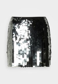 Saia mini preta e prateada com lantejoulas, de cintura alta e superfície refletora e brilhante.